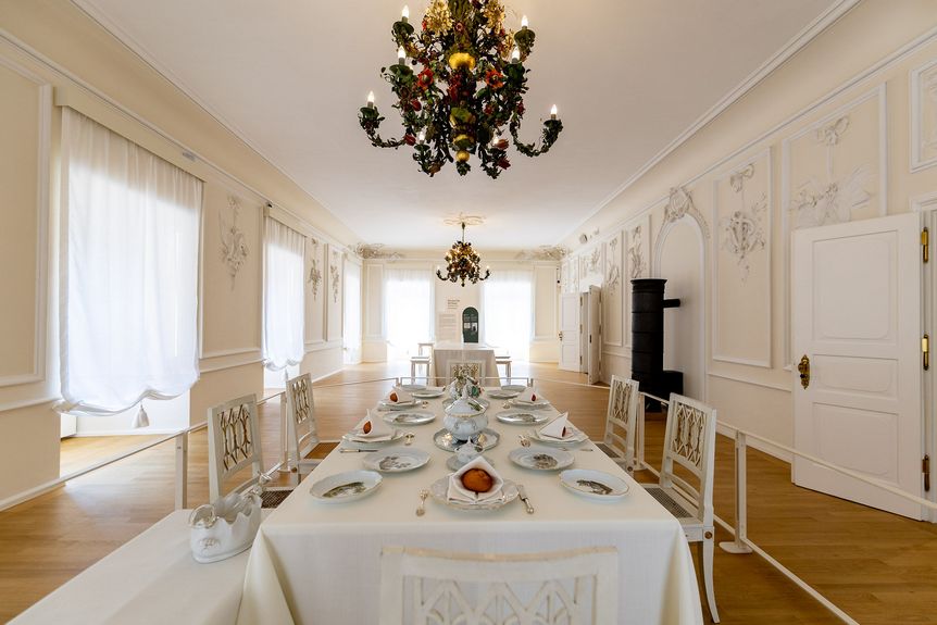 Foto: Staatliche Schlösser und Gärten Baden-Württemberg, Jürgen Franke Residenzschloss Urach, Tische im Weißen Saal